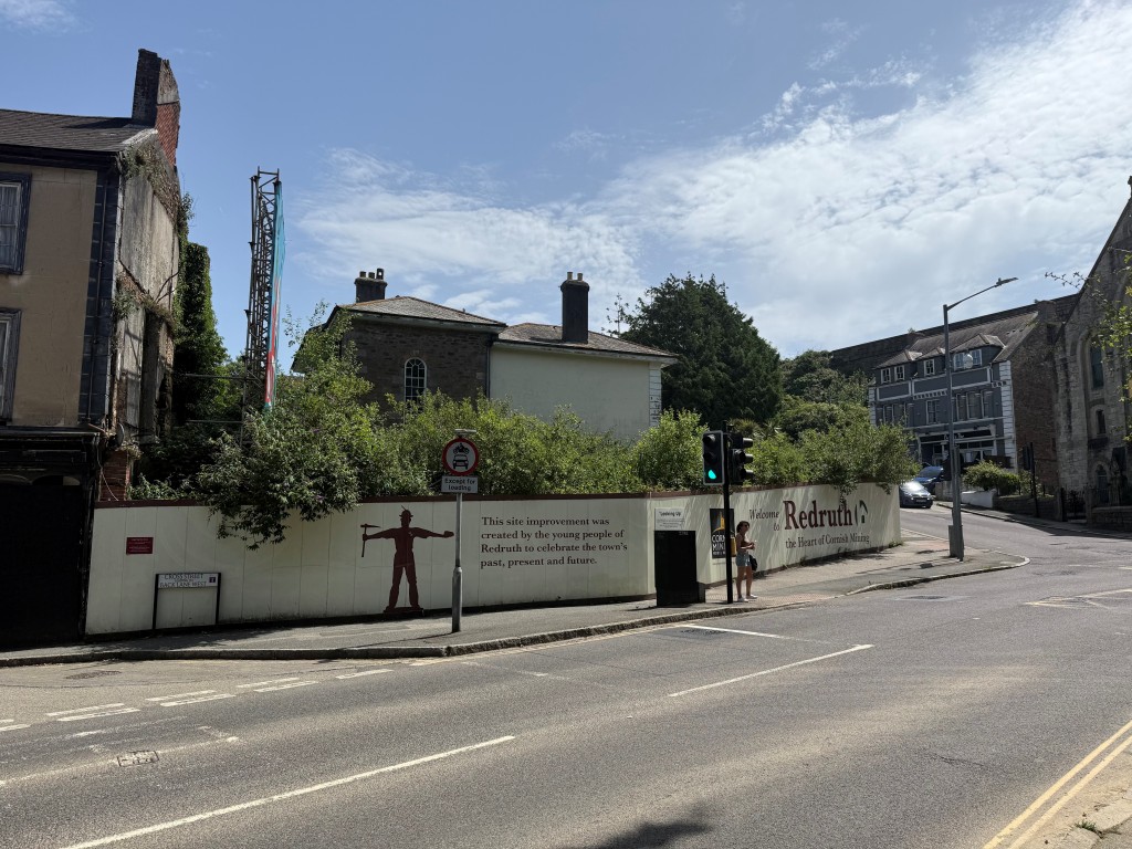Lot: 45 - FREEHOLD MIXED COMMERCIAL/RESIDENTIAL INVESTMENT PLUS LAND WITH LAPSED PLANNING - Front of adjoining land